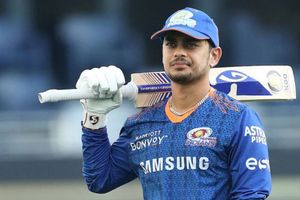 అభిమానులపైకి టోపీ విసిరేసిన ఇషాన్ కిషన్