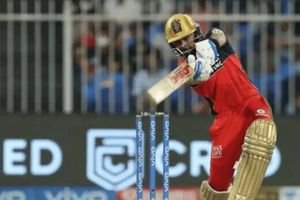 IPL 2022 Eliminator: డ్రెస్సింగ్ రూమ్ నుంచి కోహ్లీ సలహాలు.. రజత్ పటీదార్ హాఫ్ సెంచరీ!