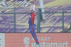 DC vs LSG: లాలిపాప్ క్యాచ్‌లు వదిలేసి కళ్లుచెదిరే క్యాచ్ అందుకున్న లలిత్ యాదవ్!