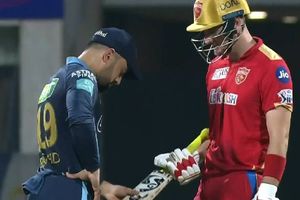 ఏం పెట్టుకొచ్చావురా నాయన: లివింగ్‌స్టొన్ భారీ సిక్స్..బ్యాట్‌ను చెక్ చేసిన రషీద్ ఖాన్