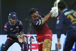 RCB vs GT: పాపం రషీద్ ఖాన్.. బెయిల్ కిందపడక బచాయించిన మ్యాక్స్‌‌వెల్!