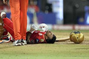 ఉమ్రాన్ మాలిక్ పేస్ దెబ్బకు.. నేలకూలిన మయాంక్ అగర్వాల్, నొప్పితో విలవిల