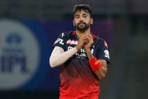 IPL: ఈ సిరాజ్ గాడు ఏంది మరో శ్రీశాంత్‌లా తయారయ్యాడు.. ఫైర్ అవుతున్న ఆర్‌సీబీ ఫ్యాన్స్!