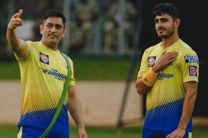 ధోనీ సర్ ఎప్పుడూ చెప్పేది అదొక్కటే: సీఎస్‌కే యువ పేసర్