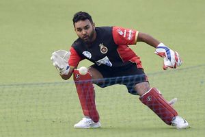 అతన్ని ఆర్‌సీబీ అనవసరంగా రిటైన్ చేసుకుంది: పార్థీవ్ పటేల్