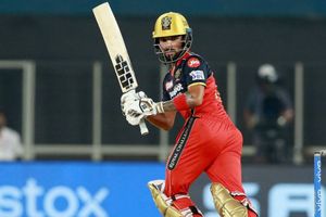 LSG vs RCB: కేజీఎఫ్ విఫలమైనా.. శతక్కొట్టిన రజత్ పటీదార్.. లక్నో ముందు భారీ లక్ష్యం!