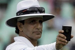 ఒకప్పటి ఐసీసీ ఎలైట్ ప్యానెల్ అంపైర్.. ఇప్పుడు చిన్న బట్టల షాప్ ఓనర్, పాక్ అంపైర్ దయనీయ స్థితి