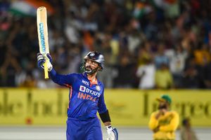 టీ20 ప్రపంచకప్ జట్టుకు సెలెక్ట్ అయ్యే తొలి ప్లేయర్ దినేష్ కార్తీక్.. దక్షిణాఫ్రికా దిగ్గజం వ్యాఖ్యలు