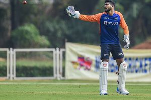 విశాఖ క్రికెటర్ కేఎస్ భరత్‌పై రోహిత్ శర్మ ప్రయోగం..సక్సెస్: ఓపెనింగ్ జోడీగా: గిల్‌కు ఎసరు