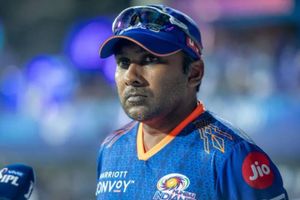 ఆ పాక్ బౌలర్‌ను చూడగానే ప్యాంట్ తడిసిపోయేది: ముంబై ఇండియన్స్ హెడ్ కోచ్