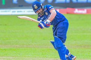 మీ కళ్లకు పృథ్వీ షా కనబడటం లేదా? మరో సెహ్వాగ్‌ను మిస్సవుతున్నారు.. సెలెక్టర్లపై నెటిజన్లు ఫైర్!