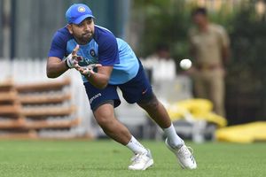IND vs ENG:పులి కాస్త పిల్లి.. అదేందో విదేశీ పర్యటనలు అనగానే రోహిత్‌కు బెడ్ రెస్ట్!