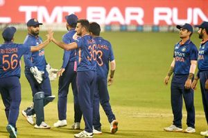 ఇంగ్లాండ్‌కు వెళ్లనున్న ఐపీఎల్ బౌలర్లు: ఏరి కోరి ఎంచుకున్న రోహిత్ శర్మ