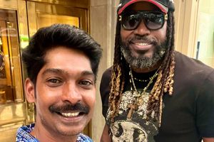 క్రిస్ గేల్‌తో టాలీవుడ్ కమేడియన్ ధన్‌రాజ్: ఎక్కడ దొరకబట్టిండో..