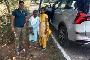 ధోనీకి ఏమైంది?: ఆయుర్వేద డాక్టర్ వద్ద చికిత్స: కుగ్రామంలో..కొంతకాలంగా