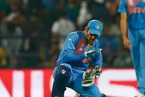 మోకాళ్ల నొప్పులకు నాటు వైద్యం తీసుకుంటున్న ధోనీ!