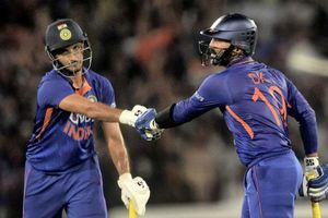 హర్షల్ పటేల్ హాఫ్ సెంచరీ బాదాడహో: సంజు శాంసన్ గోల్డెన్ డక్: రెండో టీ20 కూడా మనోళ్లదే