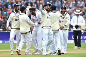 వాన మధ్యమధ్యలో డిస్టర్బ్ చేయకుంటే ఇంగ్లాండ్ పనైపోయేది.. వణికించిన భారత పేసర్లు, 5వికెట్లు ఖతం
