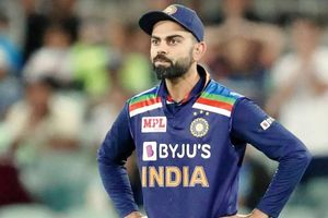 విరాట్ కోహ్లీ ఫామ్‌లో లేడా? మరీ ఈ పరుగులన్నీ ఎవరు చేసారు? ఘనతలే శాపాలుగా..