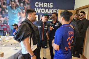 IND vs ENG: టీమిండియా డ్రెస్సింగ్‌ రూమ్‌లో ధోనీ సందడి.. యువ ఆటగాళ్లకు క్లాస్‌లు!