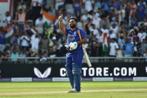 తిట్టిన నోళ్లే శభాష్ అంటున్నాయి.. ఒక్క సెంచరీతో రోహిత్ శర్మకే ఎసరు పెట్టిన రిషభ్ పంత్!