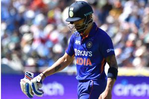 ఎవడో మెడపట్టి షాట్లు ఆడమన్నట్లు ఆడాడు.. విరాట్ కోహ్లీపై జడేజా ఫైర్!