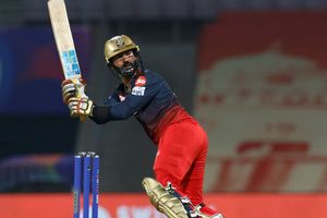 దినేష్ కార్తీక్‌ను జట్టులోకి తీసుకోవడానికి కారణం చెప్పిన ఆర్సీబీ