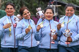 CWG 2022: లాన్ బౌల్స్‌లో పసిడి గెలిచింది అమ్మాయిలు కాదు.. ఆంటీలు!