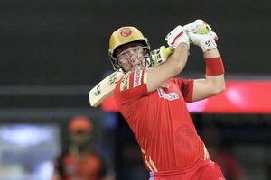 The Hundred League : ఒంటిచేత్తో గుంజి కొట్టిన లియామ్ లివింగ్ స్టోన్.. స్టాండ్స్‌లోకి దూసుకెళ్లిన బంతి