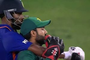 Mohammad Rizwan Trolls: వీడేవండి బాబు.. ప్రతీసారి అప్పీల్ చేస్తూ ఒకటే నస! పాక్ కీపర్‌‌కు హార్దిక్ వార్నింగ్!