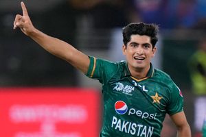 India vs Pakistan : గుక్క పట్టి ఏడ్చుకుంటూ గ్రౌండ్ వీడిన పాక్ పేసర్ నసీమ్ షా..! ఓదార్చిన జట్టు మేనేజ్‌మెంట్