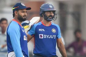 దినేశ్ కార్తీక్‌తో నాకు పోటీనా.. ఆ ముచ్చటే లేదు: రిషభ్ పంత్