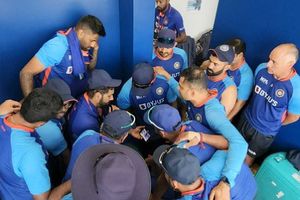 CWG 2022: మొబైల్‌లో అమ్మాయిల ఫైనల్ మ్యాచ్‌ను చూసిన రోహిత్ సేన.. ఫొటోలు వైరల్!