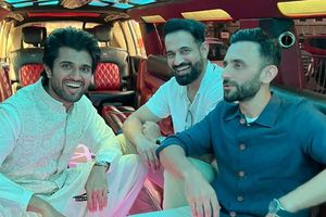 India vs Pakistan హైఓల్టేజ్ మ్యాచ్‌‌.. సందడి చేసిన విజయ్ దేవరకొండ!