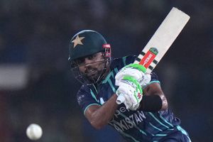 సెంచరీతో బ్యాట్ బాజా మోగించిన బాబర్ ఆజామ్.. రికార్డ్ భాగస్వామ్యంతో ఇంగ్లాండ్‌పై ఘనవిజయం