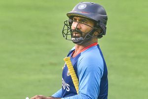 IND vs AUS: రనౌట్ విషయంలో దినేశ్ కార్తీక్ తప్పిదం.. నెట్టింట పేలుతున్న సెటైర్లు!