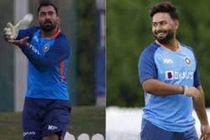 దినేశ్ కార్తీక్, రిషభ్ పంత్ విషయంలో రిస్క్ తీసుకోవాలి: సునీల్ గవాస్కర్