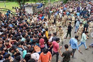 IND vs AUS: అందరూ కలిసే ఉప్పల్ మ్యాచ్ టికెట్లను బ్లాక్‌లో అమ్ముకున్నారు!