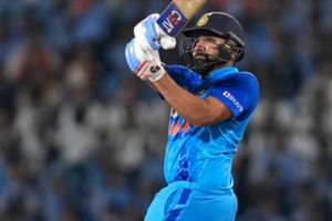 అందుకే రోహిత్ శర్మ అలా చెలరేగాడు.. ఆ ఒక్కటి కూడా అధిగమిస్తే.. : సునీల్ గవాస్కర్