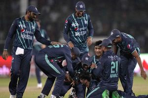 చేతిలో 3వికెట్లు, క్రీజులో మొయిన్ అలీ, చివరి ఓవర్ వేసింది తొలి మ్యాచ్ ఆడుతున్న బౌలర్.. అయినా ఇంగ్లాండ్ ఓటమి