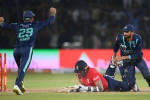 చేతిలో 3వికెట్లు ఉన్నా, గెలుపుకు 10బంతుల్లో 5పరుగులే అయినా.. ఇంగ్లాండ్ ఓటమి..! పాక్ బౌలర్ హరీస్ రౌఫ్ అద్భుతం