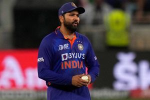 రోహిత్‌ను ఎంతమాట అనేశాడు..!!