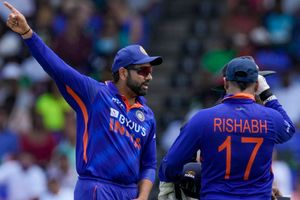 IND vs PAK: ఆ షాట్ ఆడటానికి సిగ్గూ, శరం ఏమైనా ఉండాలి.. రిషభ్‌ పంత్‌ను ఏసుకున్న రోహిత్ శర్మ (వీడియో)!