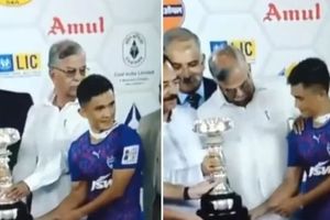 టీమిండియా ఫుట్‌బాల్ కెప్టెన్ సునీల్ ఛెత్రికి ఘోర అవమానం.. ట్రోఫీ ప్రెజెంటేషన్లో పక్కకు నెట్టేసిన గవర్నర్