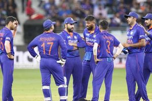 టీ20 వరల్డ్ కప్‌కు ఎంపిక చేసిన జట్టు సూపరో సూపర్.. కీపర్లిద్దరినీ ఆడించాలి: సునీల్ గవాస్కర్