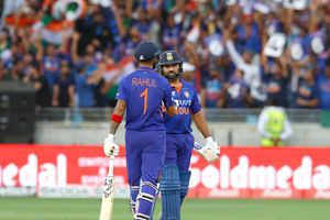 IND vs PAK: నసీమ్ షాకు చుక్కలు చూపించిన రోహిత్, రాహుల్!