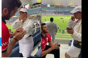 ‘కించిత్’ సిగ్గుపడకుండా స్టేడియంలో స్నేహితురాలికి సర్ ప్రైజ్ ప్రపోజల్ చేశాడు..!