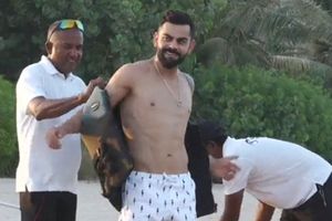 టాప్ లెస్ విరాట్ కోహ్లీ: దుబాయ్‌ బీచ్‌లో మస్తు ఎంజాయ్ జేస్తుండ్రు..!!