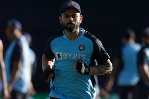 మాస్క్‌తో కనిపించిన కింగ్ కోహ్లీ - క్రికెటింగ్ ప్రాక్టీస్‌కు భిన్నంగా: అసలు కథేంటీ..!!