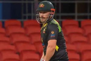 అంపైర్‌ను బూతులు తిట్టిన ఆరోన్ ఫించ్.. నిషేధం విధిస్తామని ఐసీసీ వార్నింగ్! (వీడియో)